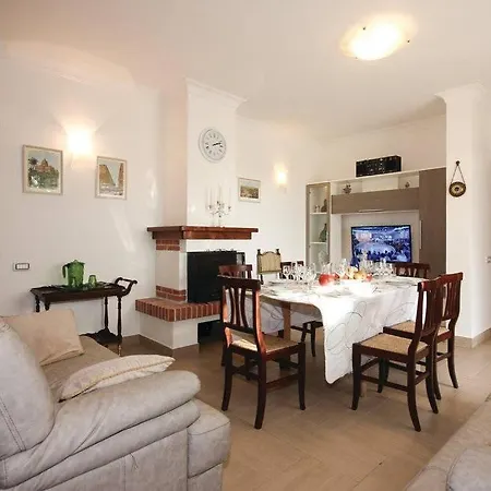 Villa Comfortable And Spacious - Baia Domizia