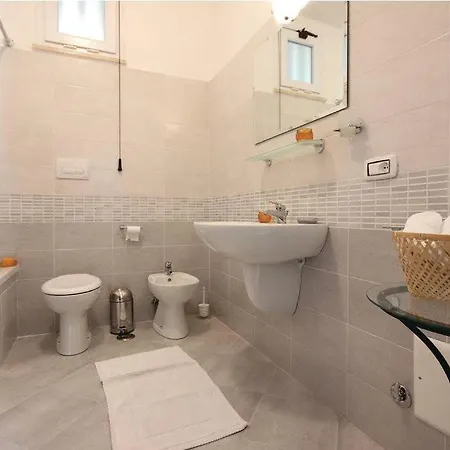 Villa Comfortable And Spacious - Baia Domizia