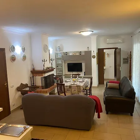 Villa Comfortable And Spacious - Baia Domizia